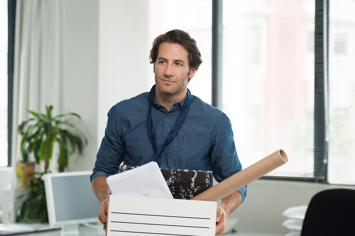 помощь уволенный работник фото. Laughing young businessman. человек временно выполняющий. человек временно выполняющий. бизнес картинки.