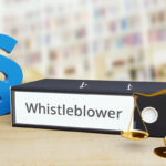 Whistleblower – Ordner mit Beschriftung, Paragraf und Waage – Recht, Gesetz, Anwalt