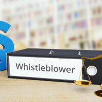 Whistleblower – Ordner mit Beschriftung, Paragraf und Waage – Recht, Gesetz, Anwalt